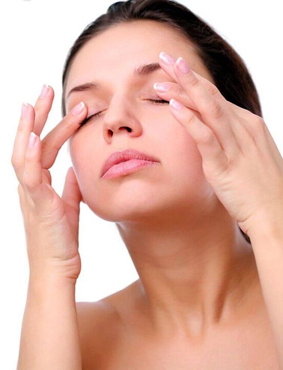 massage de la peau autour des yeux pour le rajeunissement