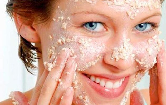 L'application d'un masque à l'avoine rendra votre peau uniforme et lisse. 