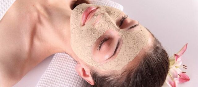 Le masque à la levure retend la peau du visage et lui donne du tonus