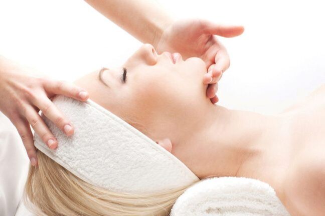 Le massage est une méthode efficace de rajeunissement de la peau du visage