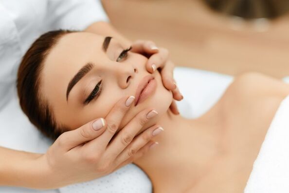 Le rajeunissement du visage au plasma peut être combiné à un massage une fois la peau cicatrisée. 