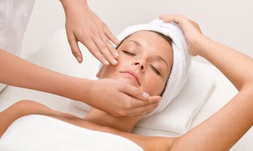 Le massage sculptural du visage apportera à la peau l'effet liftant nécessaire