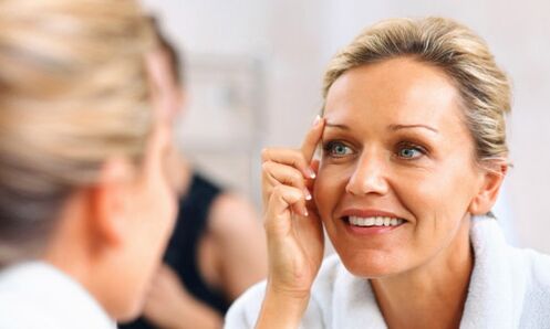Les femmes sont satisfaites des résultats du rajeunissement de la peau du visage grâce au lifting non chirurgical